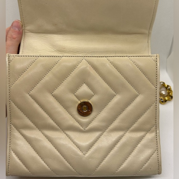 CHANEL Vintage Diamond Quilted Lambskin Pearl Gold Chain Shoulder Bag Small - Picture 6 of 16
